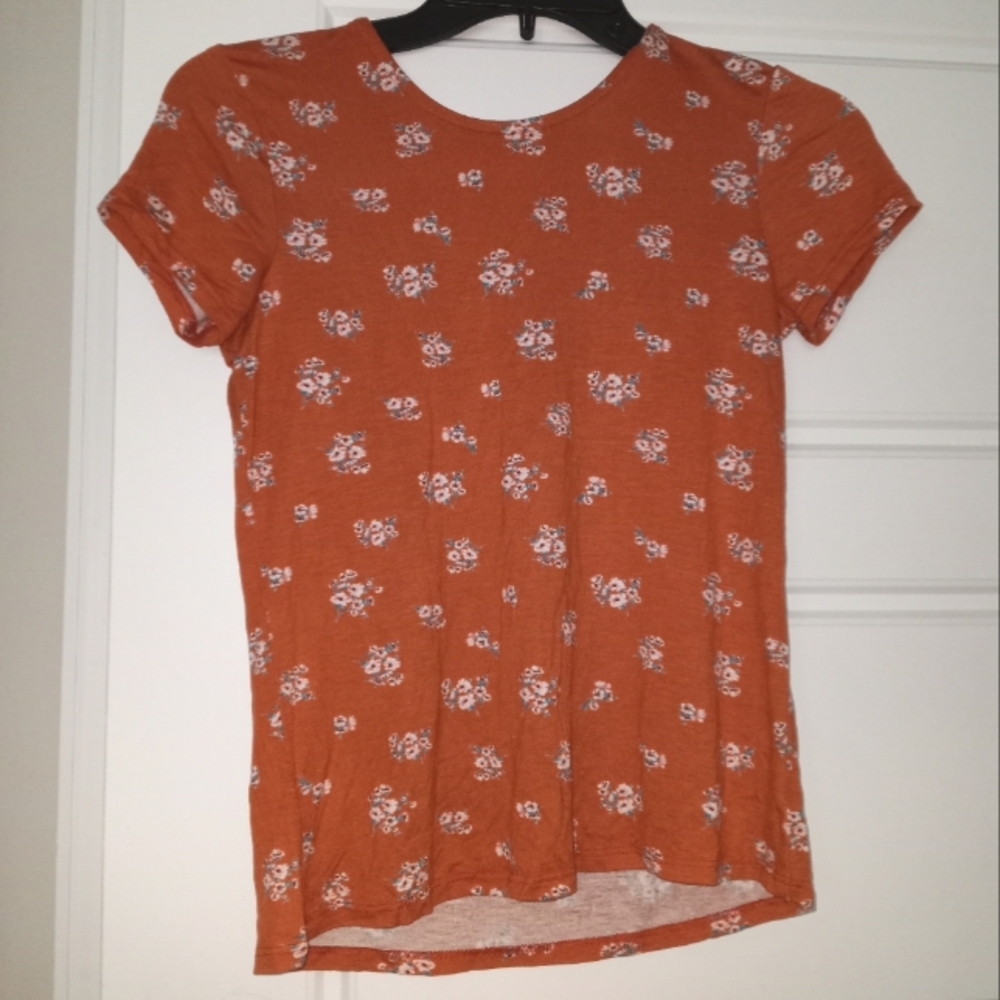 Tillys floral print t-shirt with criss cross cutout size medium new with tags